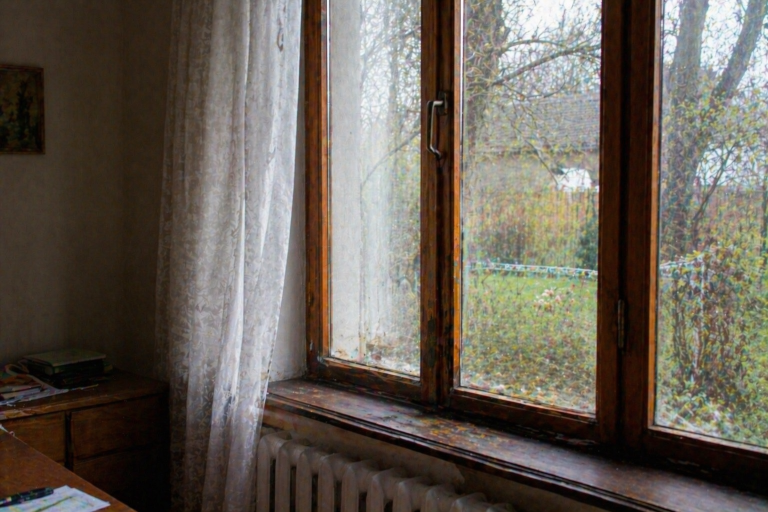 Деревянные окна для дома: плюсы, минусы и особенности эксплуатации