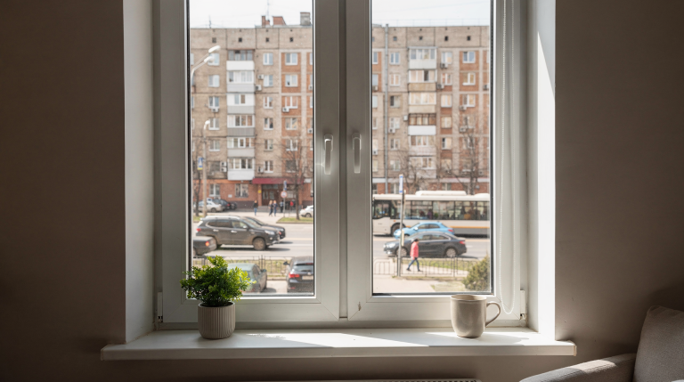 Шумоизоляция окна в квартире: что реально помогает снизить уличный шум